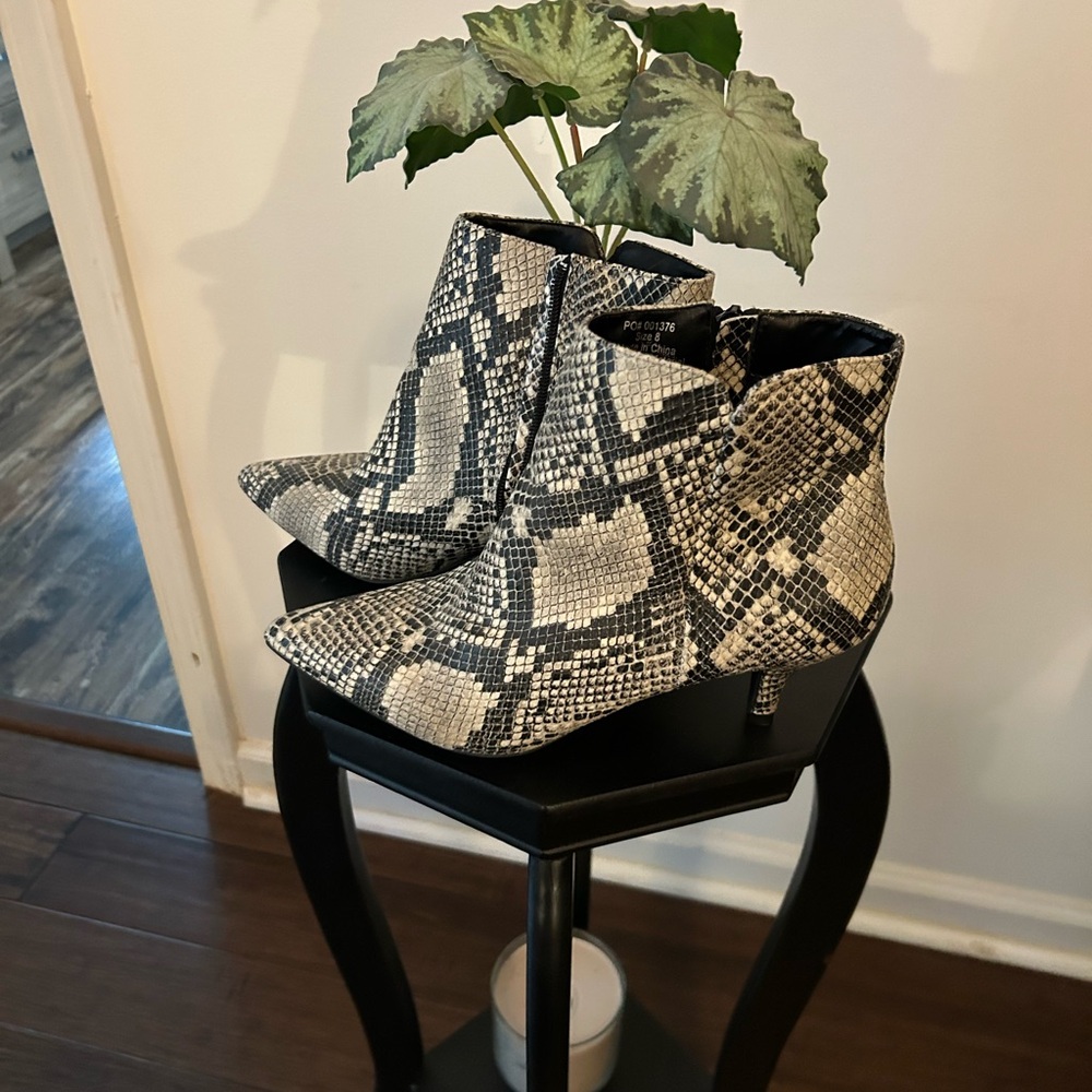 Chic Snakeskin Pattern Ankle Boots